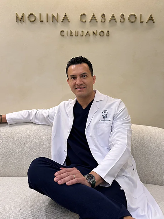 Dr. Fernando Molina, cirujano oral y maxilofacial especializado en cirugía de párpados, Valencia